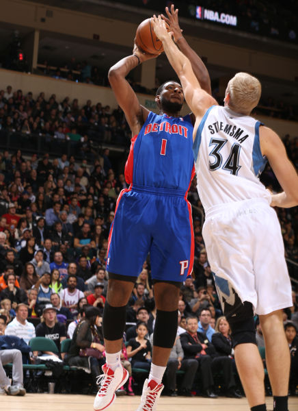 图文季前赛活塞7695森林狼德拉蒙德勾手投篮