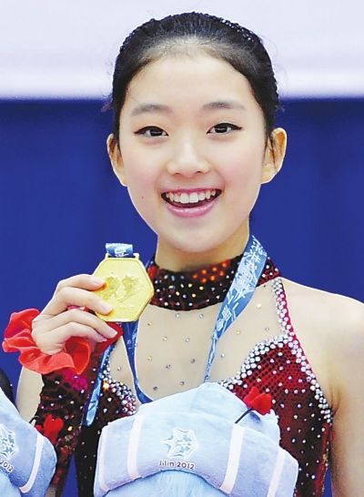 李子君在领奖台上露出灿烂的笑容.刘维臣摄