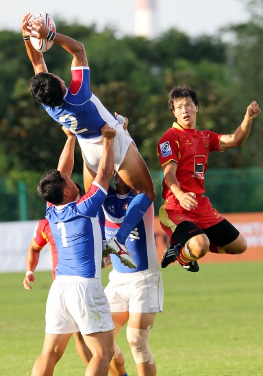 图文-上海七人制橄榄球邀请赛 双方争抢高空球