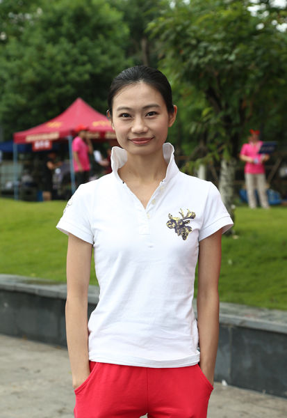 奥运冠军劳丽诗体验划龙舟希望龙舟从娃娃抓起