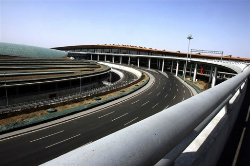 图文-首都机场三号航站楼启用 高速通道直通t3内部