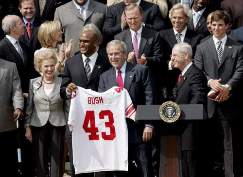 图文超级碗冠军队获邀访白宫布什获赠43号球衣