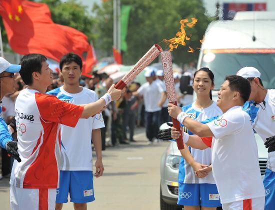 圖文-2008年奧運會火炬在龍巖傳遞 聖火在此間融會