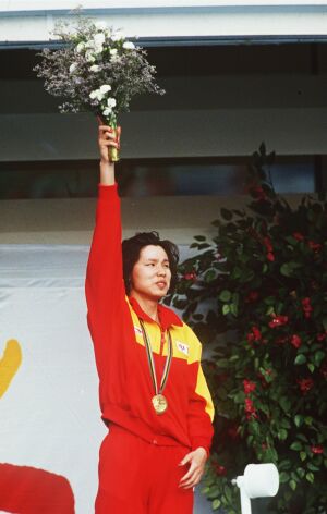 伏明霞一脸稚气    1992年7月25日至8月9日,第25届奥运会在巴塞罗那