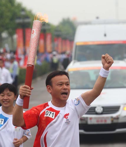 图文火炬传递到交大闵行校区火炬手左安龙很自豪