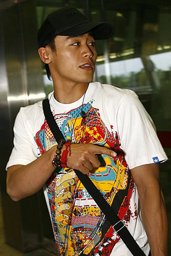 图文-火炬手胡佳抵达武汉机场 为传递而兴奋