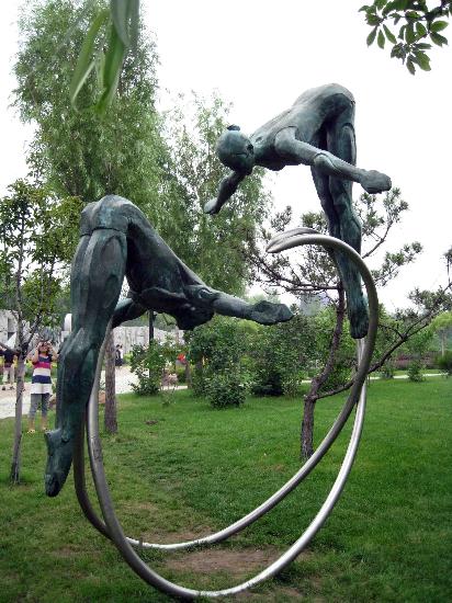 图文秦皇岛奥林匹克公园展现奥运情结雕塑跳水