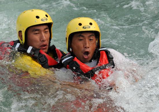 皮划艇激流回旋救生队进行救生训练