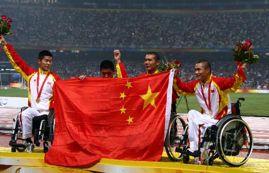 图文-中国男子4x100米接力夺金 中国队登上冠军台