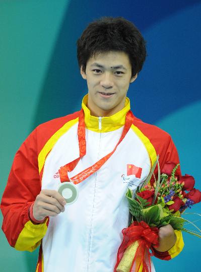 图文s9级男子100米仰泳颁奖仪式郭智获得银牌
