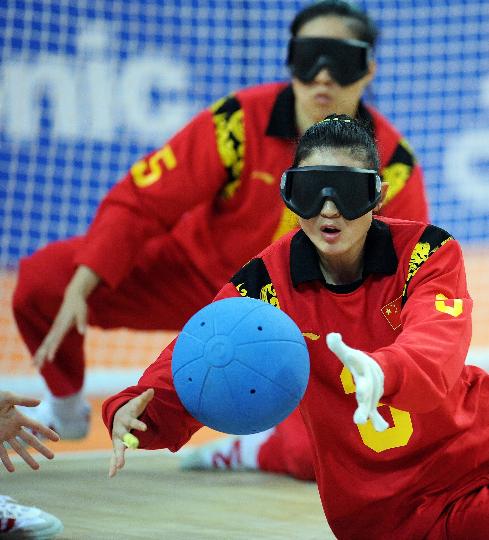 当日,在北京残奥会女子盲人门球半决赛中,中国队以4比3战胜瑞典队