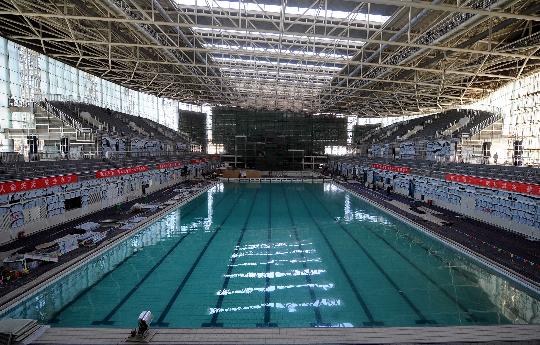 11月27日,可容纳4000人的济南奥体中心游泳馆正在进行注水实验
