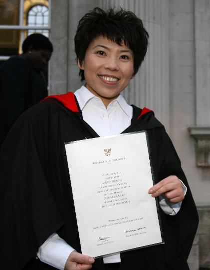 邓亚萍在英国剑桥大学参加毕业典礼,并获得剑桥大学颁发的博士学位