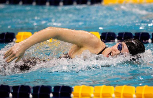 图文-美国短池游泳锦标赛首日赛况 施密特尽全力