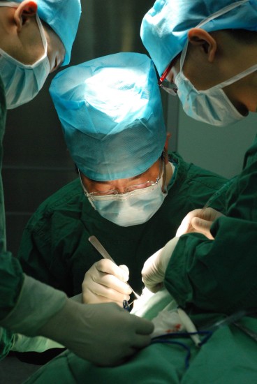 范先群教授成功为我国盲人运动员李端实施眼眶修复和活动眼座植入手术