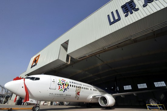 图文-"全运号"飞机亮相济南 全运号飞机驶出机库
