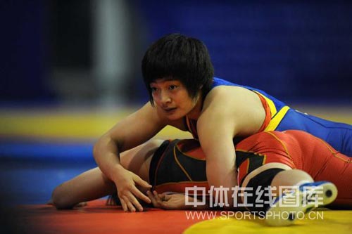 图文女子摔跤世界杯中国首战告捷将对手力压身下