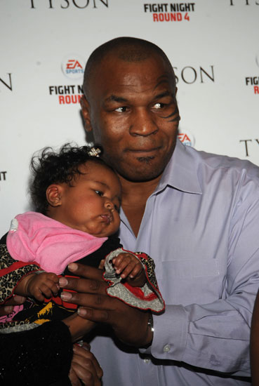 图文-泰森出席自传电影首映礼 泰森做出慈父模样