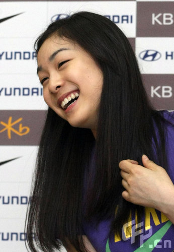图文金妍儿出任仁川机场宣传大使笑得合不拢嘴