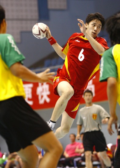 图文全运会男子手球预选赛赛况祝君高高跃起