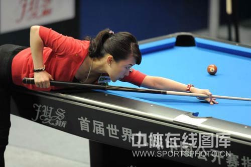 图文中国公开赛潘晓婷无缘四强潘晓婷俯身击球