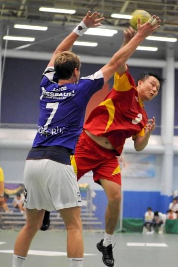 图文手球锦标赛中国不敌德国祝捷突破防守