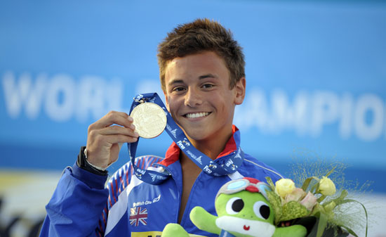 图文世锦赛男子单人10米台决赛开心的展示金牌