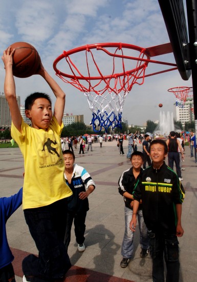 图文青海省庆祝全民健身日小学生上演双手灌篮