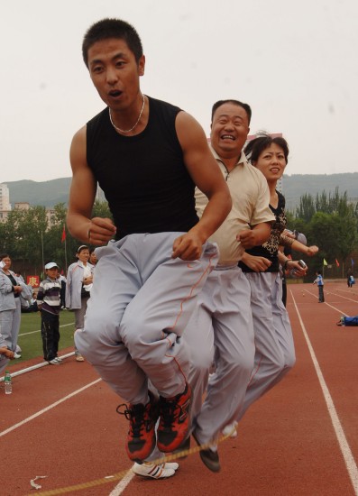 图文的哥的姐趣味运动会紧张激烈的多人跳绳比赛