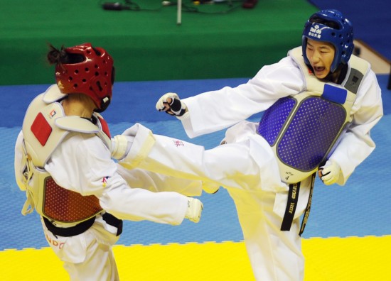 图文十一运会跆拳道11日赛况张华攻势犀利渐占上风