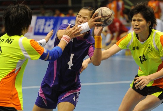 图文全运会女子手球安徽进决赛宫艳奋不顾身