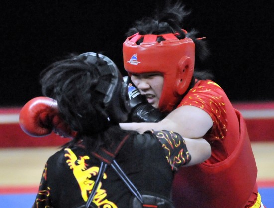 图文-全运武术散打女子团体赛赛况 田凤姣出拳