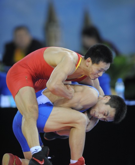 图文男子古典式摔跤赛况范阿文55公斤级第三