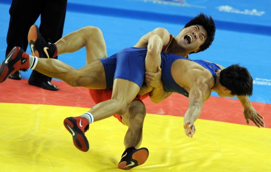 第十一届全运会男子古典式摔跤66公斤级比赛中,战胜山西队选手闫鹏飞