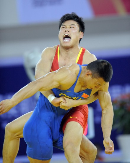 图文全运男子古典跤74公斤级决赛力量比拼激情