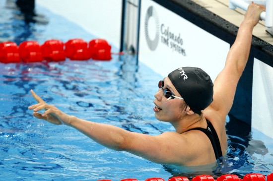 图文齐晖女子100米蛙泳夺冠女蛙王冲过终点