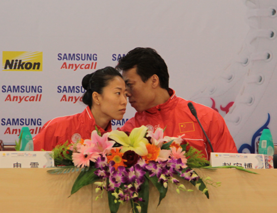 图文-09中国杯花滑赛发布会 申雪赵宏博悄悄话