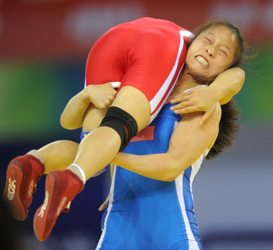图文女子自由式摔跤48公斤级赛况将对手举起