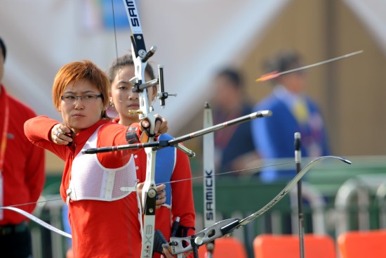 图文全运女子反曲弓团体赛赛况程明专心致志