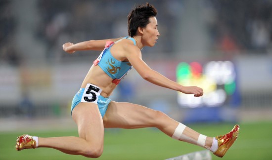 图文黄潇潇夺女子400米栏冠军跨越一个又一个
