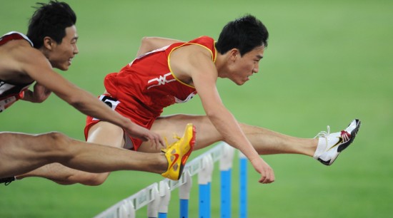 图文全运会男子110米栏刘翔夺冠跨越动作很帅气