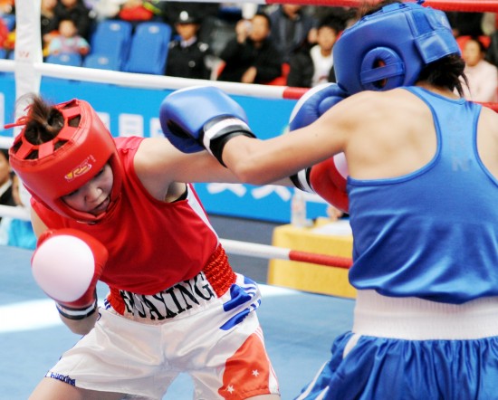 图文-全国女子拳击冠军赛赛况 王娜节节败退