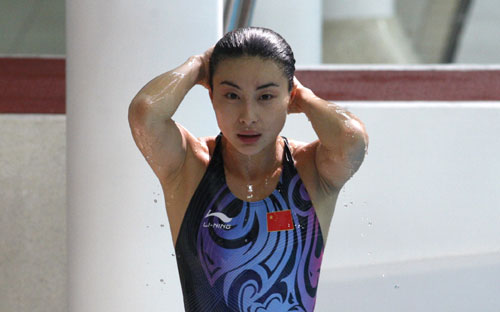 运动会女子三米跳板跳水双人比赛结束,中国选手郭晶晶/吴敏霞以357