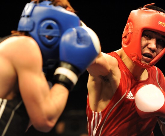 图文-亚洲拳王争霸赛北京落幕 阿迪力发起进攻