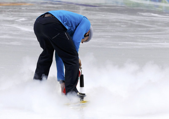 图文短道速滑女子1000米小组赛工作人员修理冰面