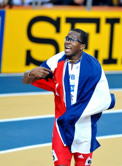 图文-多哈室内赛60米栏决赛 罗伯斯身披国旗庆祝