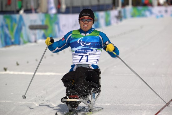 图文-越野滑雪男子坐式10公里 付春山冲向终点