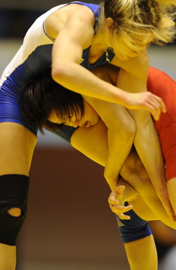 图文女子摔跤世界杯赛赛况激烈pk谁更占优