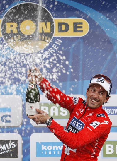 图文环佛兰德斯自行车赛首日坎切拉拉喷香槟