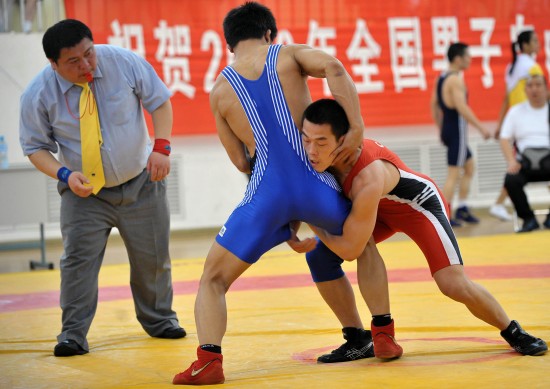 综合体育 精彩图片 重竞技 图集 正文 4月14日,陕西队选手杨宏健(右)